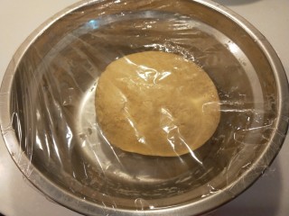 新文美食  南瓜红糖发面饼,合好的面团封上保鲜膜。