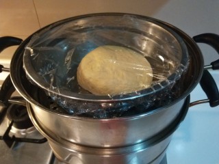 新文美食  南瓜红糖发面饼,我是早上合面，要等着做的，必须要烧热水，把面盆放入锅中盖好，这样很快就会发好。