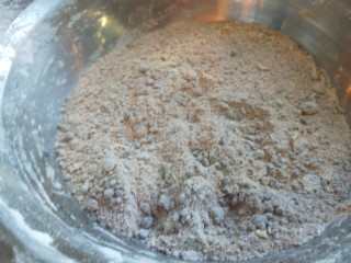 新文美食  南瓜红糖发面饼,红糖加入适量干面粉抓均匀，以免糖流出来。