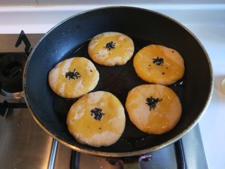 新文美食  南瓜红糖发面饼,平底锅烧热放入糖饼，在撒上花生油。