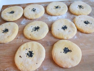 新文美食  南瓜红糖发面饼,全部撒上黑芝麻后，不要马上煎制，要等二次发酵起泡在放入锅中。