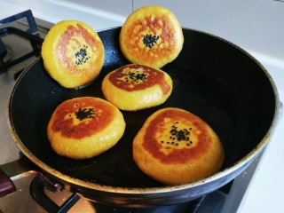新文美食  南瓜红糖发面饼,两面都煎制金黄即可。