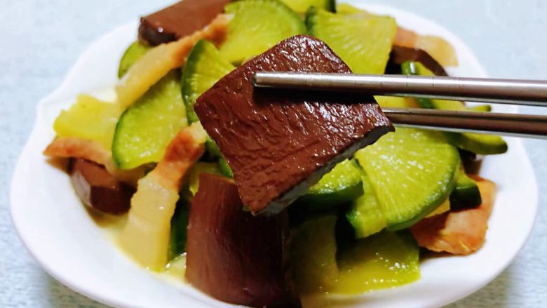 五花肉炖萝卜血豆腐,血豆腐可以帮助清除体内的垃圾