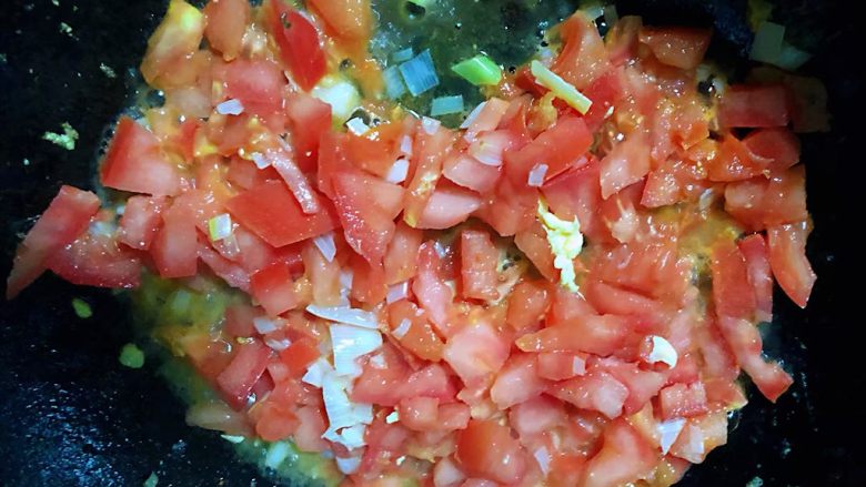 番茄鸡蛋拌意面,锅中从新倒入少许油加热放入葱爆香再放入番茄同时放点盐翻炒