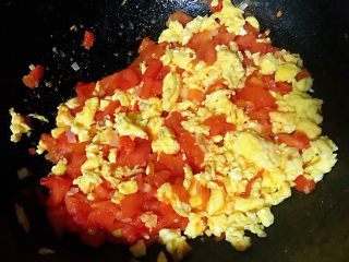 番茄鸡蛋拌意面,番茄炒出汤汁再放入炒好的鸡蛋放入盐继续翻炒