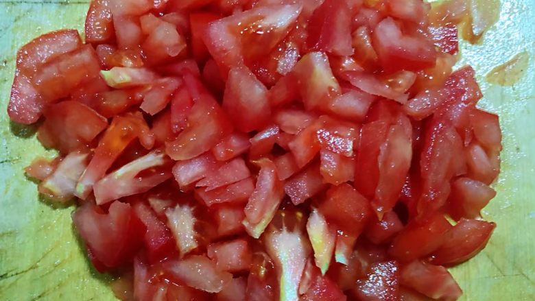 番茄鸡蛋拌意面,番茄洗净切成小块