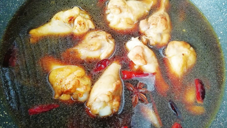 翅根香菇焖饭, 加入开水没过鸡翅根烧开。