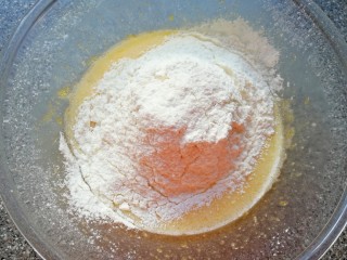 椰香小蛋糕, 筛入混合好的低筋面粉、泡打粉和盐。