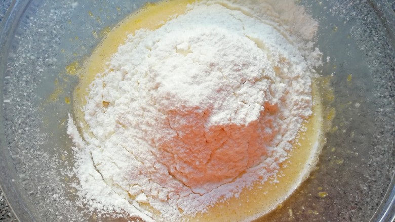 椰香小蛋糕, 筛入混合好的低筋面粉、泡打粉和盐。