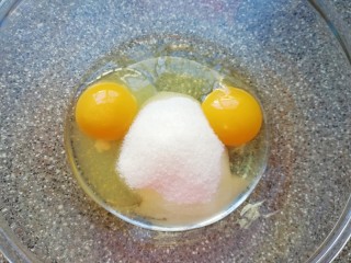 椰香小蛋糕, 鸡蛋打入盆里，加入细砂糖搅打均匀。