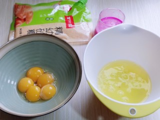 火龙果蛋糕,蛋黄和蛋清，分别再无油无水的容器里。