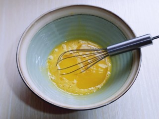 火龙果蛋糕,先做蛋黄糊，蛋黄用手动打蛋器打散，加入玉米油，油和蛋液完全融合再一起，(色拉油也可以，但是一定要无味的)不建议使用黄油或橄榄油。