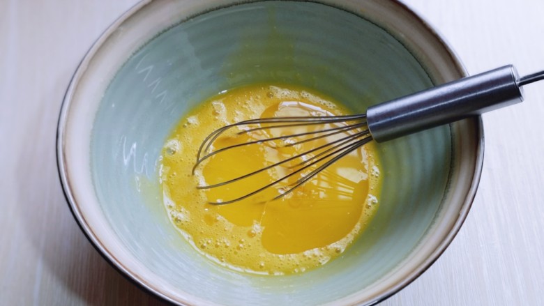 火龙果蛋糕,先做蛋黄糊，蛋黄用手动打蛋器打散，加入<a style='color:red;display:inline-block;' href='/shicai/ 140122'>玉米油</a>，油和蛋液完全融合再一起，(色拉油也可以，但是一定要无味的)不建议使用黄油或橄榄油。