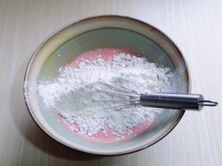 火龙果蛋糕,筛入面粉，用硅胶铲翻拌均匀，看不到干粉。