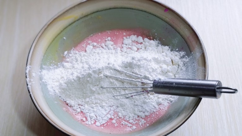 火龙果蛋糕,筛入面粉，用硅胶铲翻拌均匀，看不到干粉。