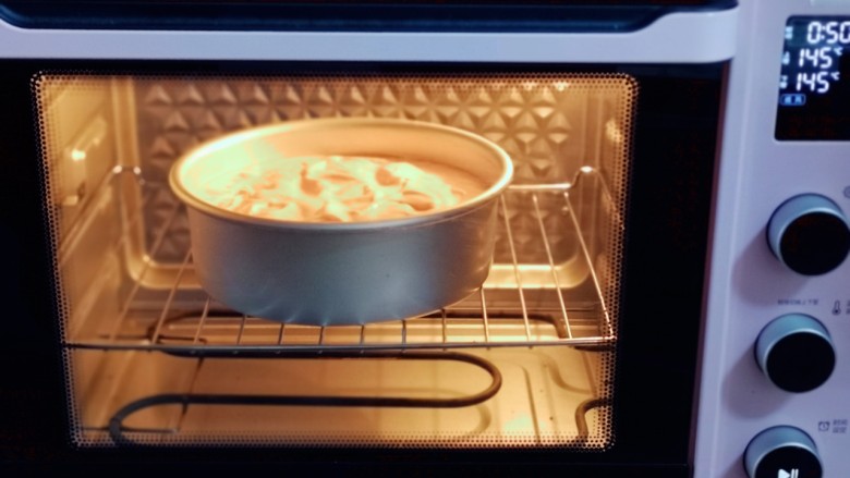 火龙果蛋糕,上下管145度烤50分钟，戴上隔热手套，取出烤盘，垂直摔一下，震出热气。即可倒扣再烤网上，下面可以放两个碗，这样凉的比较快。