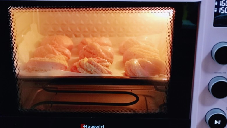 火龙果椰蓉面包,入烤箱中层，上管165度，下管150度烤35分钟。(时间及温度仅供参考)