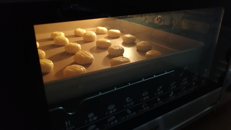 肉松饼干,放入已经预热好160度的东菱烤箱中下层，烘烤20分钟左右