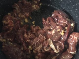 洋葱炒牛肉,5️⃣ 热锅加油，烧至8成热，倒入腌制好的牛肉片，炒至8成熟。