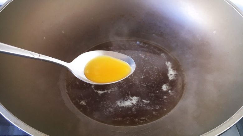 香菇酿鸡汁肉靡鹌鹑蛋,将蒸熟的香菇酿肉靡鹌鹑蛋放在另外一个盘子里，将汤汁倒入另外一口炒锅里，适当的再加点水，放入1小勺的太太乐鲜鸡汁。
