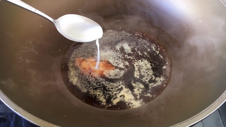 香菇酿鸡汁肉靡鹌鹑蛋,煮开后放入少许的白糖，放入1勺的水淀粉勾薄芡，芡汁透明油亮，鲜味扑鼻。