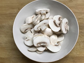 蘑菇炒菜梗,蘑菇用软的刷子刷洗掉表面的的脏物，清洗干净后切成片。