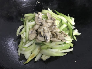 蘑菇炒菜梗,加入刚才炒过的蘑菇一起翻炒均匀。
