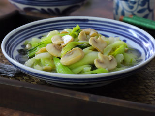蘑菇炒菜梗,简单又营养的蘑菇炒菜梗。