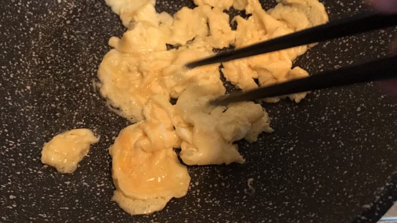 照烧鸡腿培根蛋炒饭,倒入鸡蛋液用筷子划炒成小块后盛出