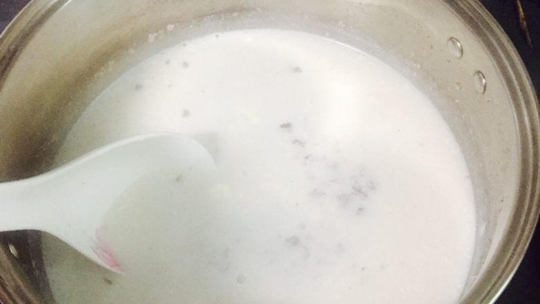 芒果牛奶芝麻燕麦粥,小火煮开，边煮边搅拌均匀