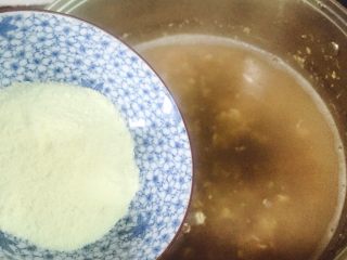 芒果牛奶芝麻燕麦粥,两分钟后加入奶粉