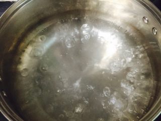芒果牛奶芝麻燕麦粥,汤锅中倒入350ml饮用水烧开