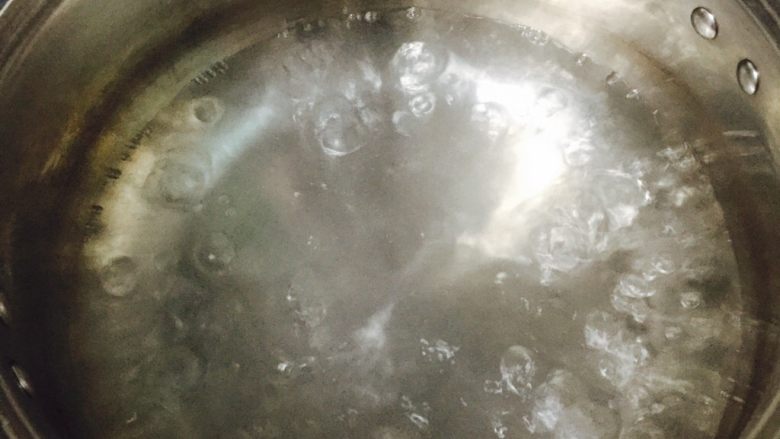 芒果牛奶芝麻燕麦粥,汤锅中倒入350ml饮用水烧开