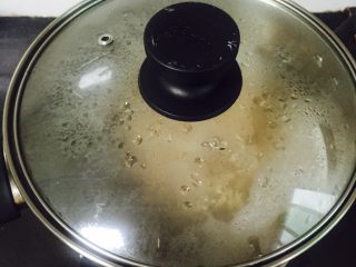 芒果牛奶芝麻燕麦粥,盖上锅盖中火焖煮两分钟