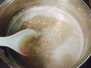 芒果牛奶芝麻燕麦粥,大火煮开并搅拌一下
