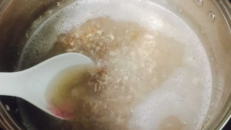 芒果牛奶芝麻燕麦粥,大火煮开并搅拌一下