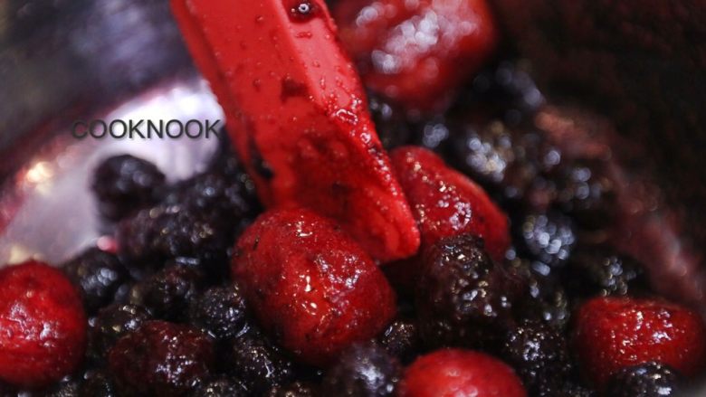 香煎法式鸭胸佐莓果酱与红薯泥,直到莓果出汁