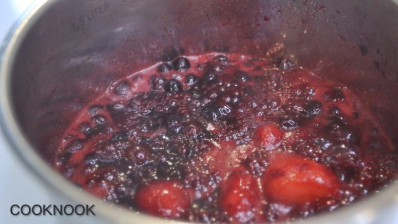 香煎法式鸭胸佐莓果酱与红薯泥,继续收汁 直到酱汁浓稠
