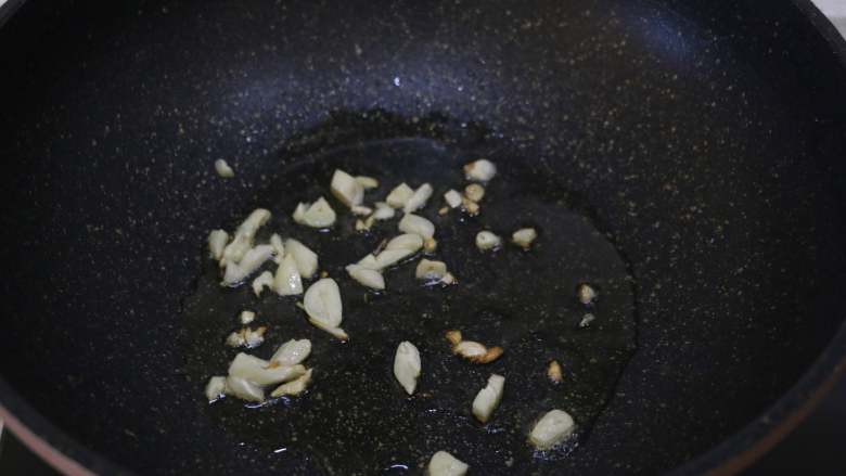 快手炒方便面,锅内倒入少许食用油，煸香蒜末。