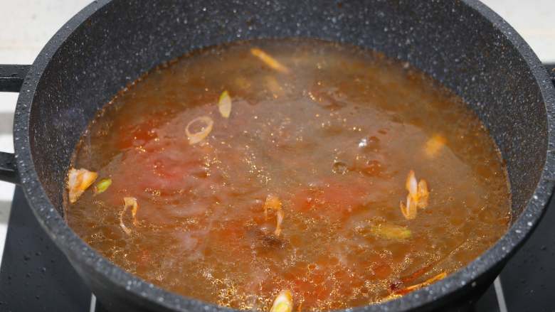 酸辣暖胃汤,加入适量水烧开。如果有高汤的话味道更棒。