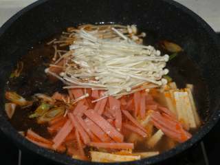 酸辣暖胃汤,放入豆腐丝、木耳丝、金针菇煮熟。