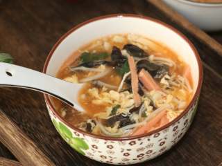 酸辣暖胃汤,一碗好喝的酸辣汤就做好了，胡椒粉是这碗汤辣的灵魂，喜欢吃辣的可以多加一些白胡椒粉。
