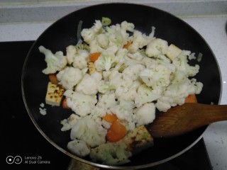 豆腐炒菜花,放入菜花、胡萝卜。