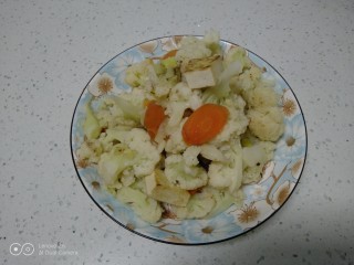 豆腐炒菜花,加入适量盐、鸡精翻炒均匀，盛入盘中。