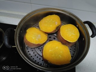 红薯的3种健康吃法,一个大红薯洗净平均分成4份，水开后放入锅中中火蒸30分钟。