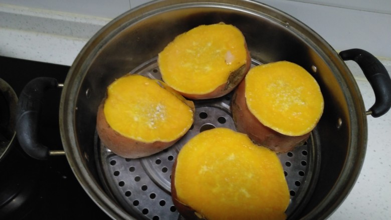 红薯的3种健康吃法,一个大<a style='color:red;display:inline-block;' href='/shicai/ 2585'>红薯</a>洗净平均分成4份，水开后放入锅中中火蒸30分钟。