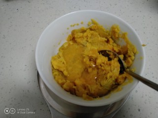 红薯的3种健康吃法,再取一块红薯，用勺子压成泥，加入蜂蜜。