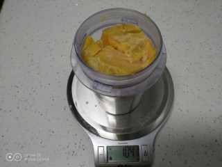 红薯的3种健康吃法,放入料理杯中加入100克纯奶。