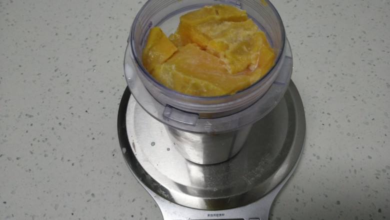 红薯的3种健康吃法,放入料理杯中加入100克纯奶。