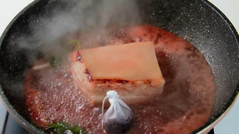色泽樱红，光亮悦目，酥烂肥美的樱桃肉,红曲米装袋后放入锅中，盖上锅盖，小火慢炖2个小时左右。（炖煮时需翻面。）